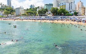 Pé na Areia - Flat na Barra com Piscina, Ar e Garagem